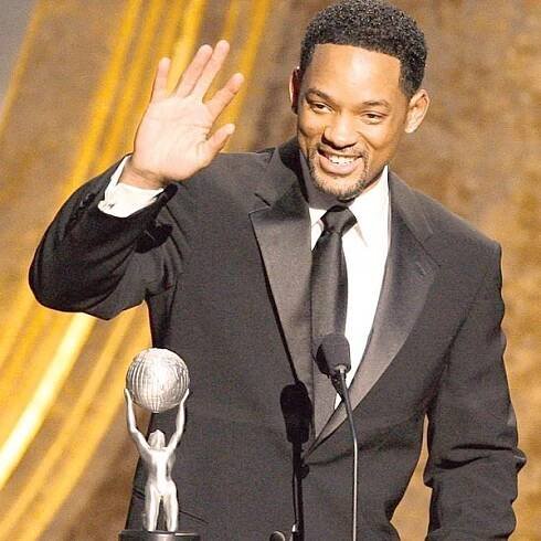 Oceněný Will Smith na pódiu zfackoval moderátora Oscarů. Kvůli vtipu o manželce