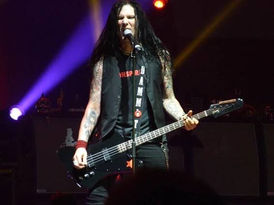 Soubor:Slash 2015 - Sofia 11.jpg – Wikipedie
