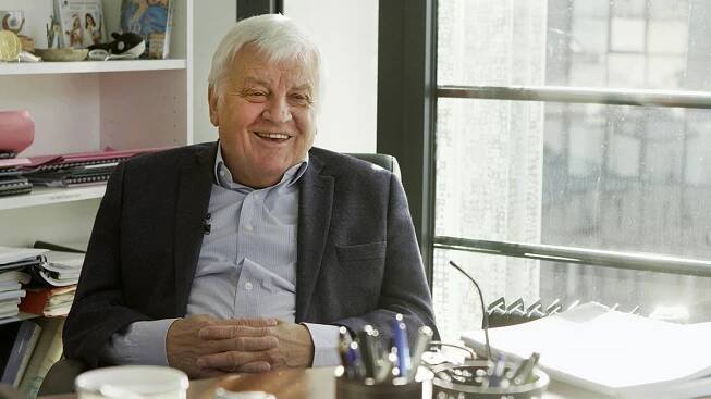 Francouzský herec Bruno Cremer (1929–2010). Příběhy komisaře Maigreta natáčel v letech 1991–2005. Záběr z dokumentu Záhadný Bruno Cremer.