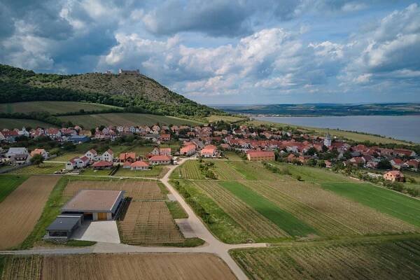 Moderní vinařství na Pálavě má v sobě i kus z antiky. A výhled na Dyji