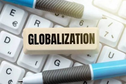 Ruční psaní znamení globalizace, obchodní přehled vývoj stále integrovanější globální ekonomiky označené — Stock obrázek