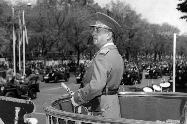ARCHIV - Spaniens Diktator Francisco Franco nimmt von der Tribüne des Präsidentenpalastes in Madrid eine Parade ab (Archivfoto von 1959). Franco ist nach Darstellung eines Mediziners an den Folgen eines Ärztefehlers gestorben. Eine Magenoperation an dem damals 82-jährigen "Generalisimo" sei fehlerhaft ausgeführt worden, schrieb der Chirurg Juan Abarca in seiner am Montag (11.06.2007) veröffentlichten Autobiografie. Der Mediziner hatte im Madrider La-Paz-Krankenhaus zum Stab der Ärzte gehört, die Franco behandelten. Franco war am 20. November 1975 nach einem längeren Todeskampf gestorben. Foto: Cifra (zu dpa 0646) +++ dpa-Bildfunk +++