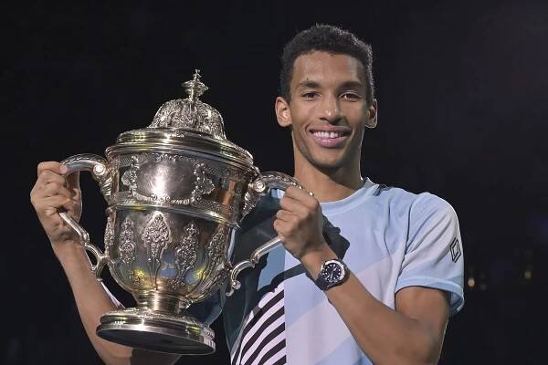 Vítané probuzení z krize. Auger-Aliassime v Basileji poprvé obhájil titul