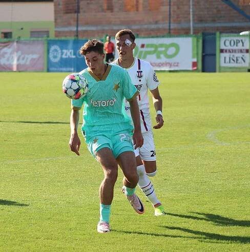 Líšeňští fotbalisté (v bílém) marně dobývali branku slávistického béčka, doma padli jasně 0:4.