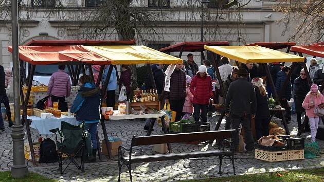 Ochutnávky specialit i květiny: v Novém Městě začíná hlavní sezona trhů