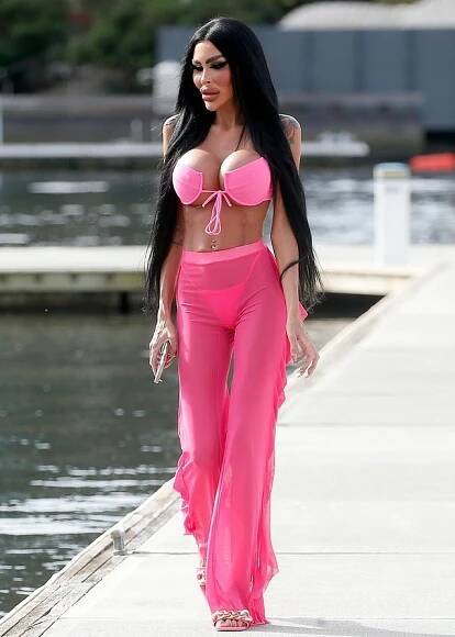 Silikonová Barbie Tara Jayne chrastí kostmi, ale melouny praskají ve švech! Lékaři mají strach