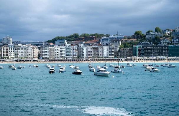 na snimke je mesto europa, san sebastian
