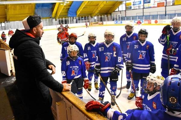 Hokejoví mladší žáci Vimperka si na strakonickém ledě doslova otevřeli střelnici