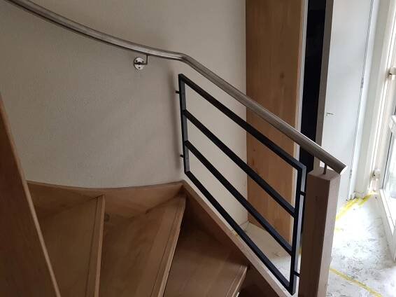 Roestvijstalen ronde leuning voor Showroom Purmerend