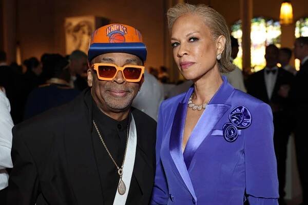  Spike Lee and Tonya Lewis Lee attend the 2025 Met Gala Celebrating "Superfine: 