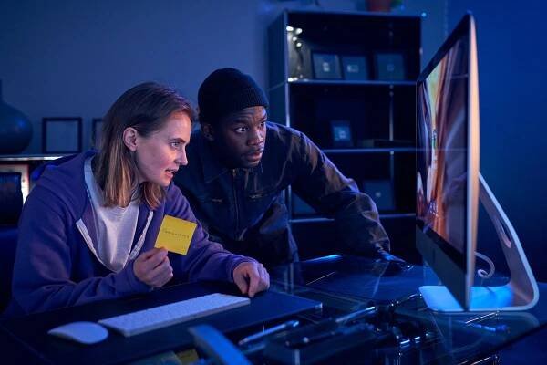 Start the Fck Up - Superior - Z filmu - Olga von Luckwald, Kelvin Kilonzo