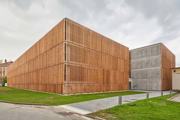 V areálu bývalých kasáren Hradce Králové vznikl parkovací dům s dřevěným pláštěm od studia architekti chmelík & partneři