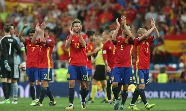 Bude španělské tiki-taka úspěšné? Stoperské duo tvoří Francouzi. Dotáhne je teenager na výsluní?