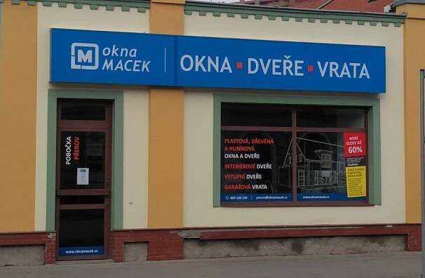 Vstup do pobočky Okna Macek Přerov