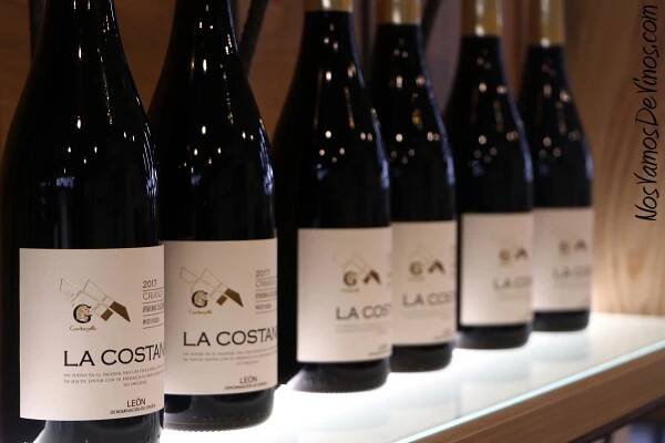 Gordonzello. Botella de La Costana en la tienda de la bodega.