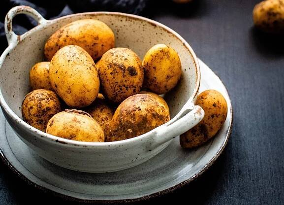 Jak upéct brambory v mikrovlnce – recept - Receptik.cz