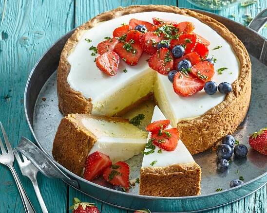 Pravý americký cheesecake s jahodami a borůvkami