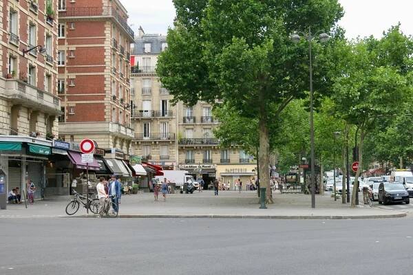 Two Buildings that Build Life: Fostering Sidewalk Social Life in Brooklyn and Paris