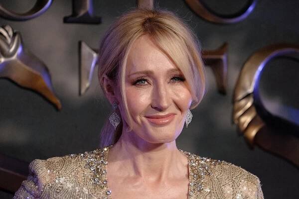 J. K. Rowling vydává novou knihu, dostupná je zdarma a online. Čaroděje vyměnila za příšeru jménem Ickabog