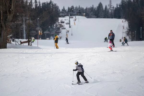 VIDEO: Ski areály na Bruntálsku přilákaly lyžaře z jižní Moravy i Vysočiny