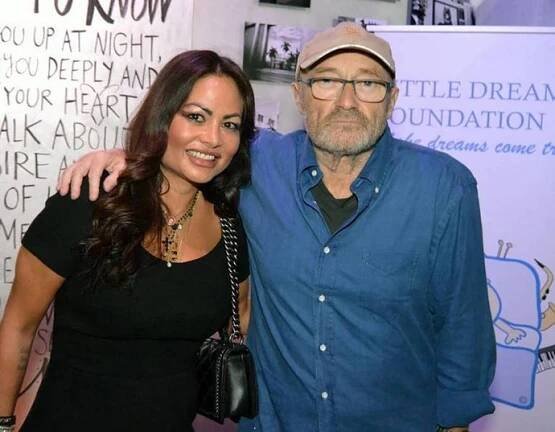 Phil Collins a Orianne Cevey spolu jako manželé vydrželi devět let, pak Orianne vysoudila ze zpěváka rekordní odstupné přes miliardu korun.