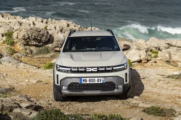 Nová Dacia Duster se představuje. Vypadá jako drahé auto, má 4×4 a nově i hybrid | Autojournal.cz
