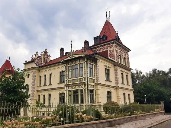 Hradby nahradila čtvrť vil. Některé jsou tak okázalé, že majitele zruinovaly