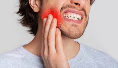 Zánět zubů a dásní. Chlap trpí bolestí v ústech a tiskne ruku na červené bolavé místo — Stock obrázek