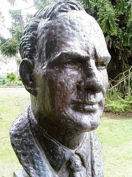File:John Curtin bust.jpg - Wikimedia Commons