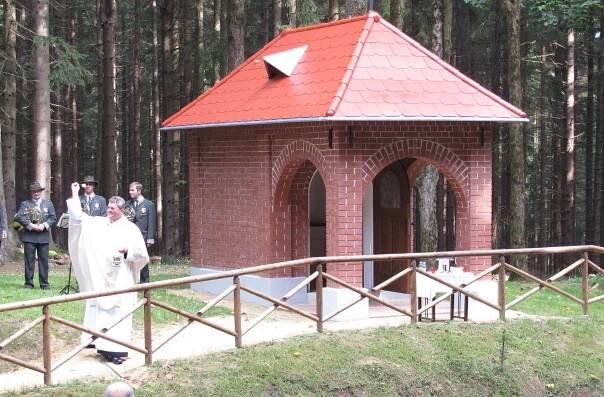 FOTOGALERIE: Kapli vrátili zpět do lesa a vysvětili, opět slouží lidem