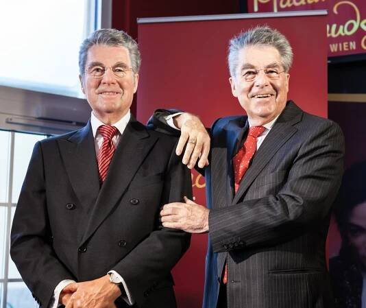 Heinz Fischer next to his wax figure at Madame Tussauds™ Vienna