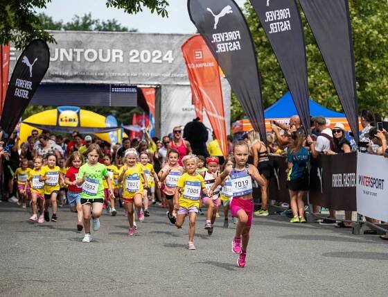 Letní běžecká pohoda. Vyprodaný závod ČEZ RunTour v Olomouci si užily olympioničky i celé rodiny s dětmi