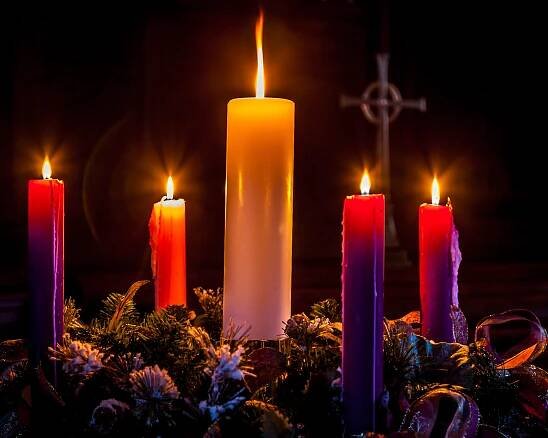 Jak udržet adventní věnec stále svěží: Dodržte 4 rady přímo od floristky a radujte se z něj co nejdéle