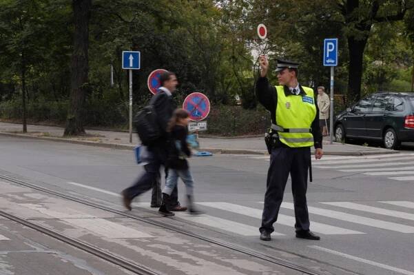Na bezpečnost dětí v blízkosti základních škol tak bude celkem dohlížet 248 strážníků.