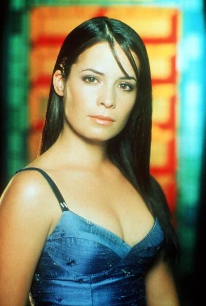 Holly Marie Combs on "Charmed" in 1999. | Source: Getty Images