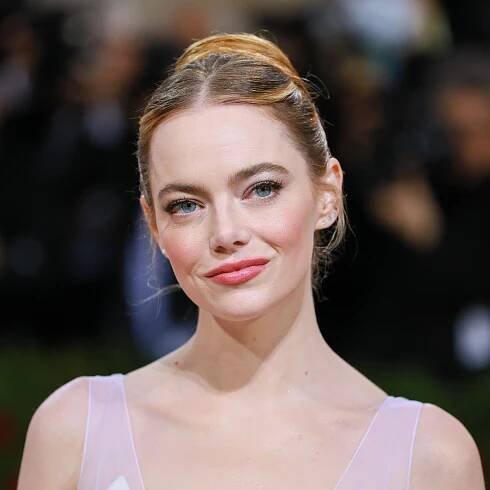 Emma Stone Completely Changed Her Look With a Platinum Asymmetrical Bob