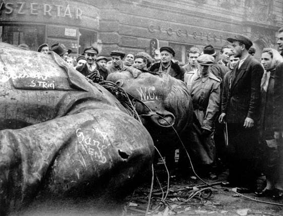 Povalená socha Josefa Stalina před maďarským Národním divadlem, 24. října 1956. Foto Arpad Hazafi. Zdroj: ČTK