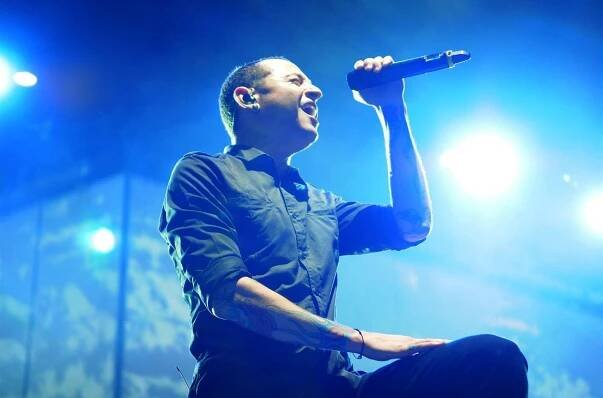 Smutná zpráva pro fanoušky Linkin Park: Zpěvák Chester Bennington se oběsil!