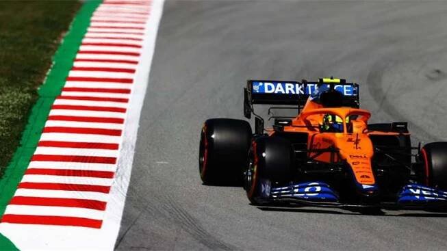 Norris viděl černobílou vlajku za souboj se Sainzem, ve kterém dvakrát změnil stopu | Foto: Getty Images / Bryn Lennon
