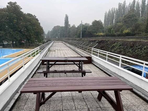 Mimosezonní provoz na koupališti v Brné nabízí termální vodu v rekreačním bazénu a novou finskou saunu. Na snímku vyhlídková terasa, která se dočká revitalizace a snad i stánku s občerstvením.