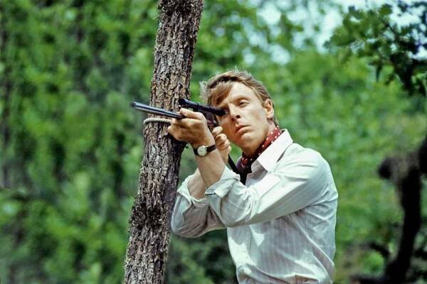 Edward Fox aiming a rifle in The Day of the Jackal.