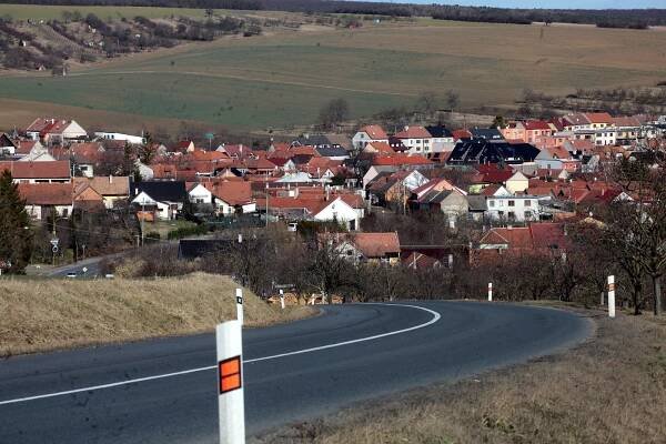Práce na opravách tvrze v Hluku zbrzdili archeologové, tvrdí starosta