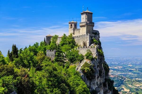 18 Spectacular Castles on a Cliff - Historic European Castles