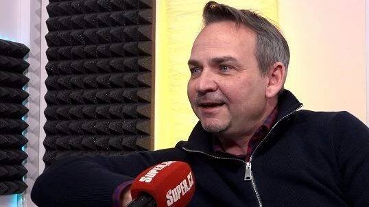 Český hlas Ashtona Kutchera, SuperStar a nejznámější zebry světa: Tenhle dabér má bohatý rejstřík - Super.cz