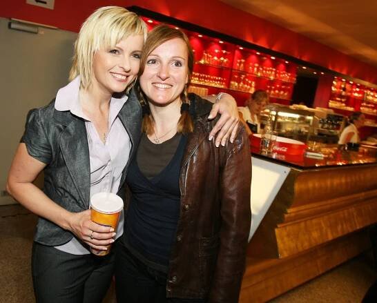 FOTO: Iveta Bartošová s dvojčetem Ivanou. – stránka 434
