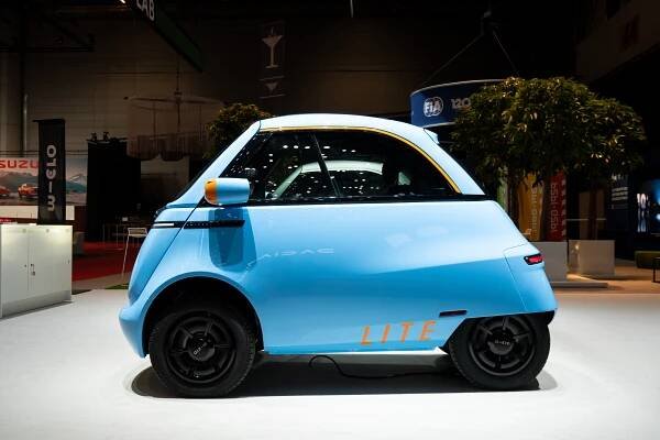 Microlino Lite dosáhne jen 40 km/h, řídit jej ale někde mohou už 14letí
