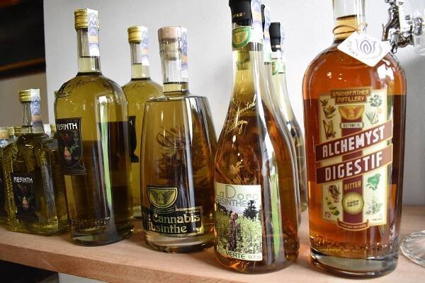 Pěstuje léčivé bylinky, vyrábí z nich likéry a nyní experimentuje s konopím