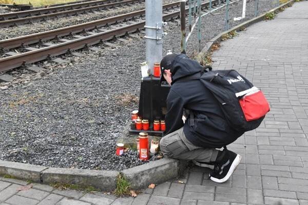 Vlak ve Valašském Meziříčí smetl dva školáky: Spolužáci na místo celý den nosili svíčky