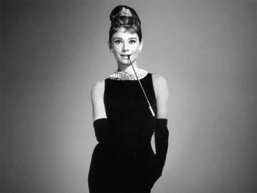 Černé šaty Audrey Hepburnové. Původně byly krátké, po natáčení se ztratily