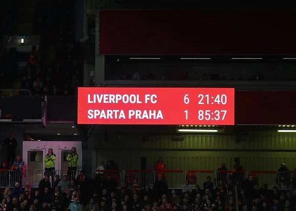 Skóre na stadionu Anfield Road vypadalo pro české fanoušky děsivě. 